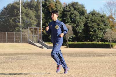 練習する飯塚さん