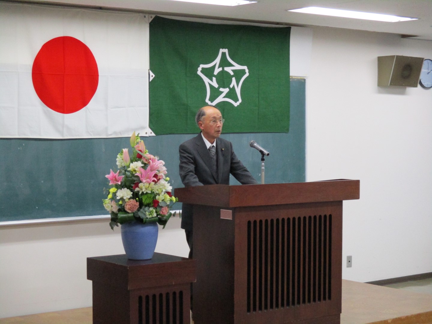 県議会議員選挙当選証書付与式であいさつする松井さん