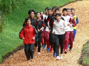 水ヶ塚公園のクロカンコース竣工式で走る松村さんと高校生の写真