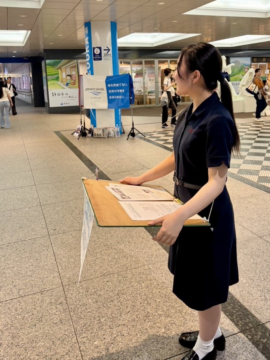 署名を呼び掛ける高田さん