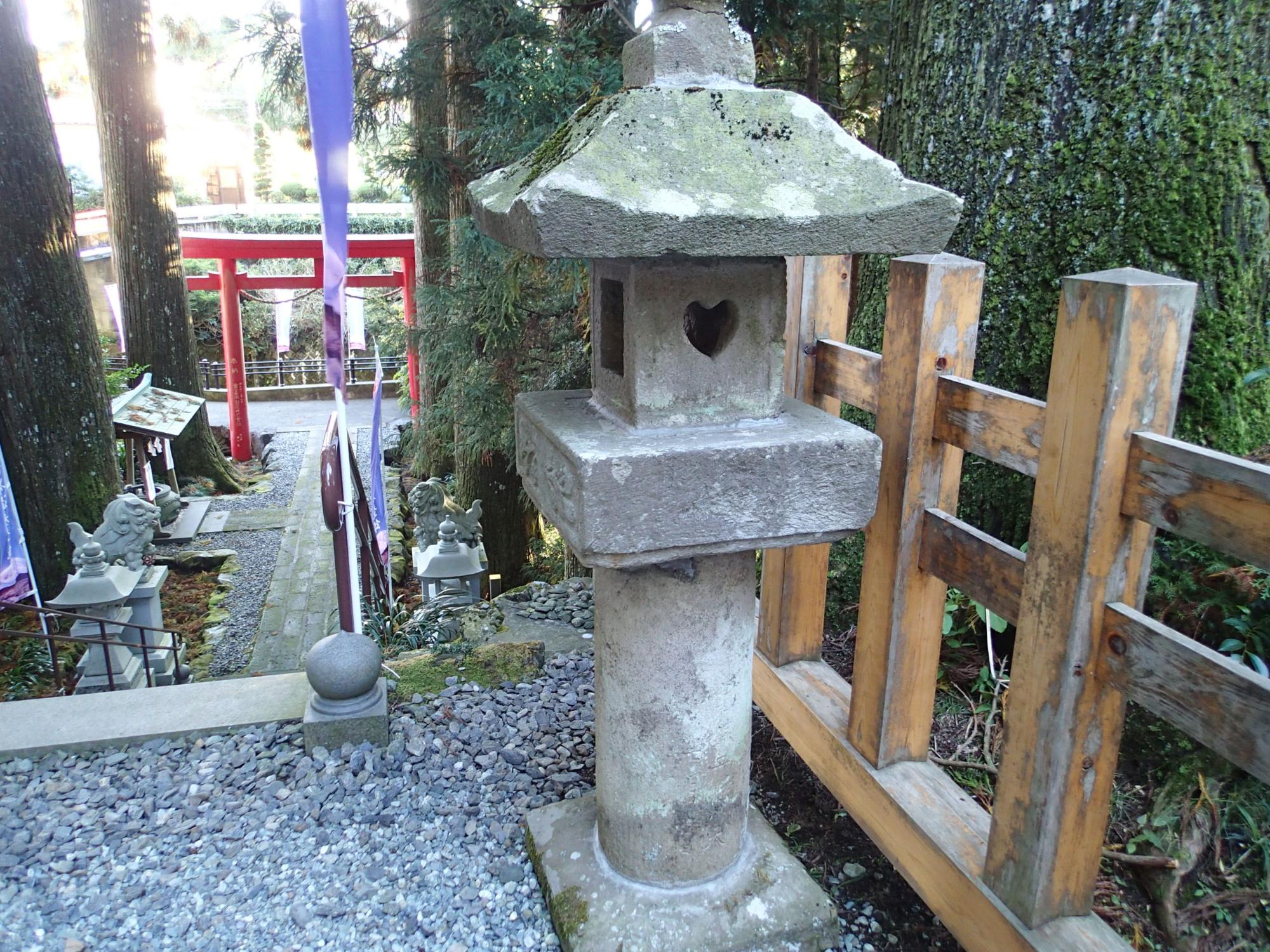 ハート石灯籠