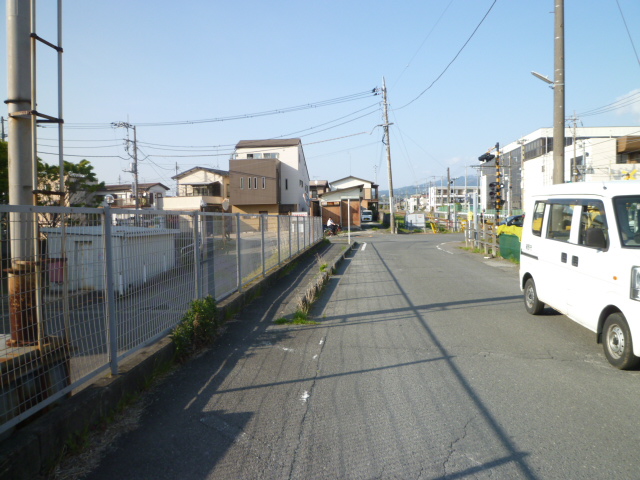 線路沿いの道路の写真