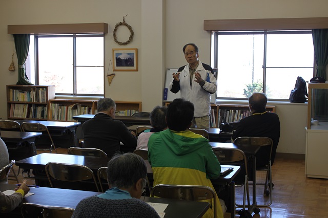 参加者に説明する大森さんの写真