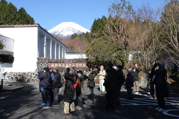 富士山資料館の前で参加者が双眼鏡を覗いている写真