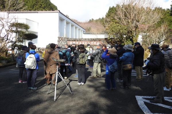富士山資料館の前で参加者が双眼鏡を覗いている写真