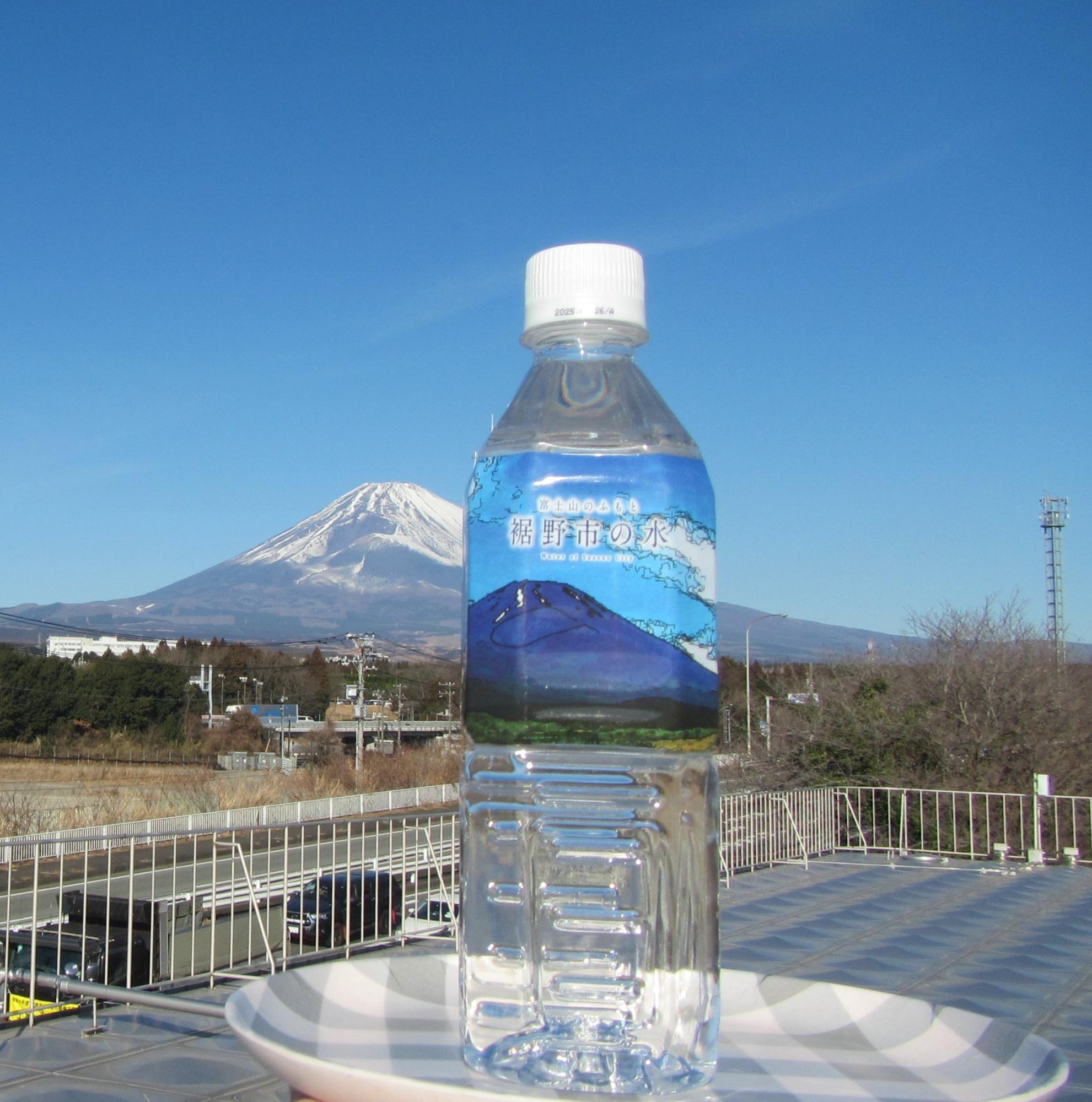 ペットボトル入りミネラルウォーター2023