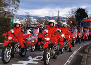 複数台のオフロードバイクにまたがり整列する隊員の写真