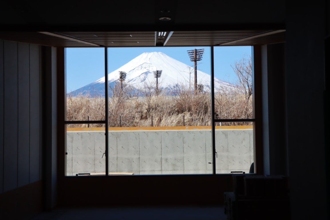 新火葬施設窓枠から見た富士山