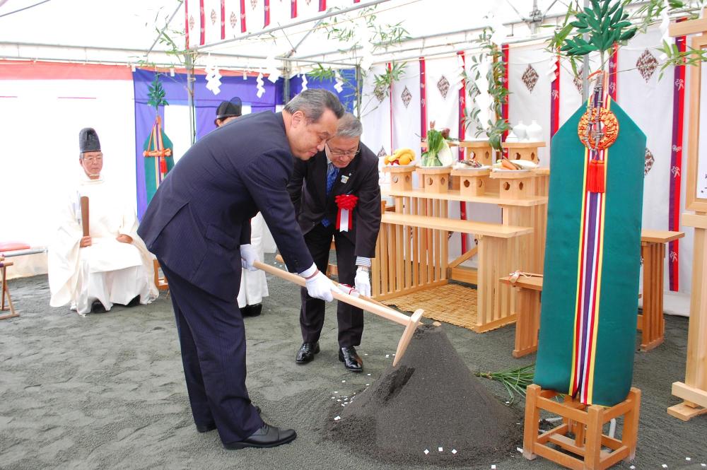 新火葬施設安全祈願祭で市長が神事をしている写真