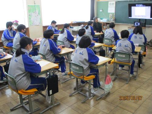 生徒たちがオンラインで話を聞いている様子