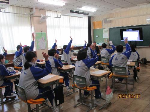 生徒たちが講話の内容におけるクイズに対して回答している様子