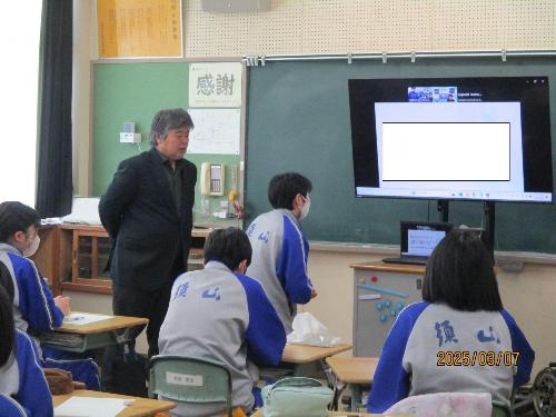 生徒が講話してくれた方に対して感想を言う様子