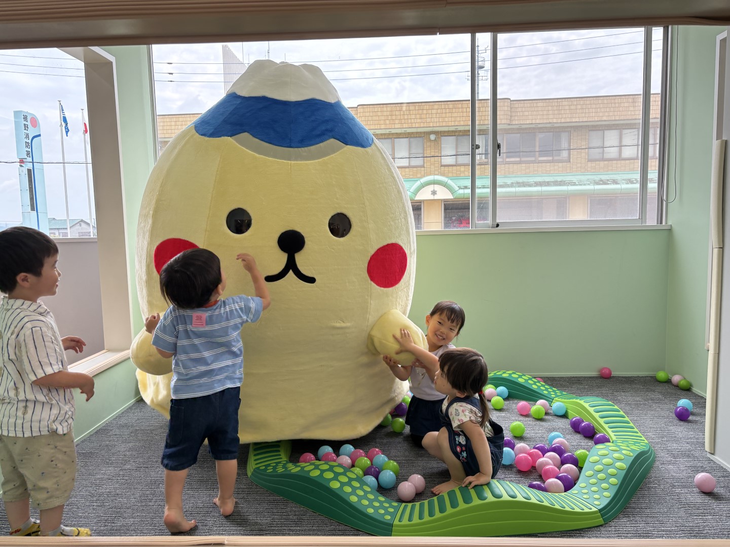 すそのんと触れ合う子どもたちの写真