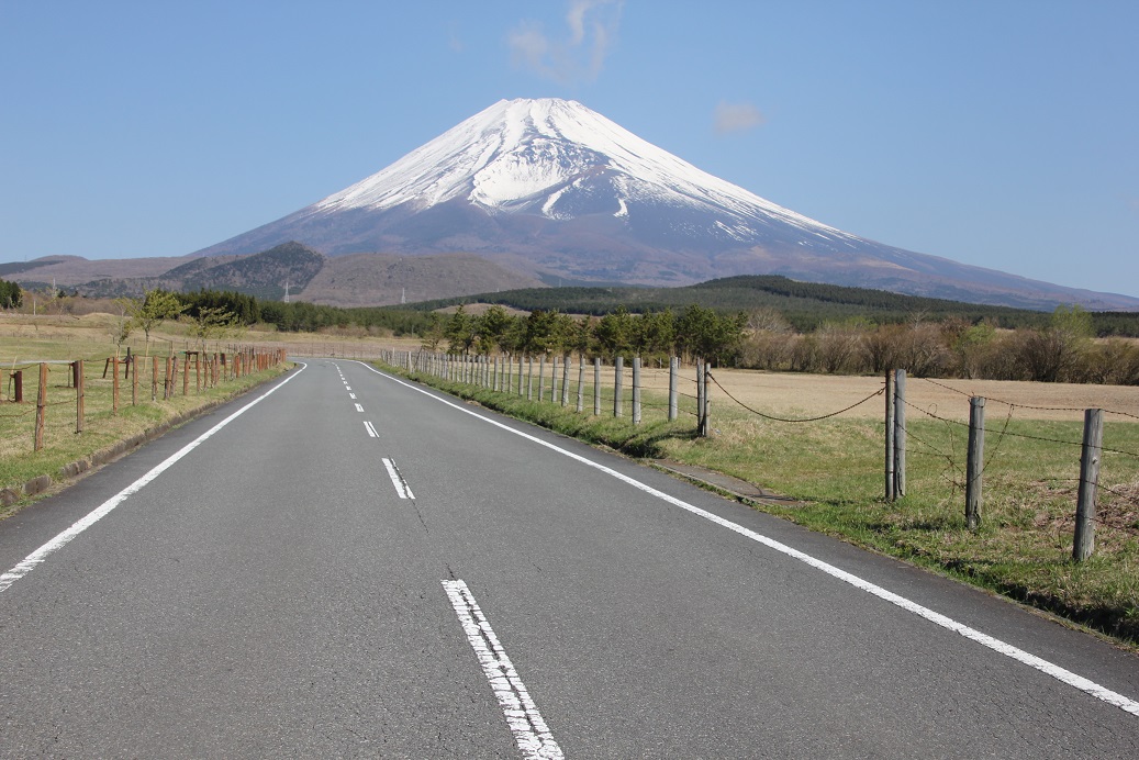 富士山に向かって伸びている道路