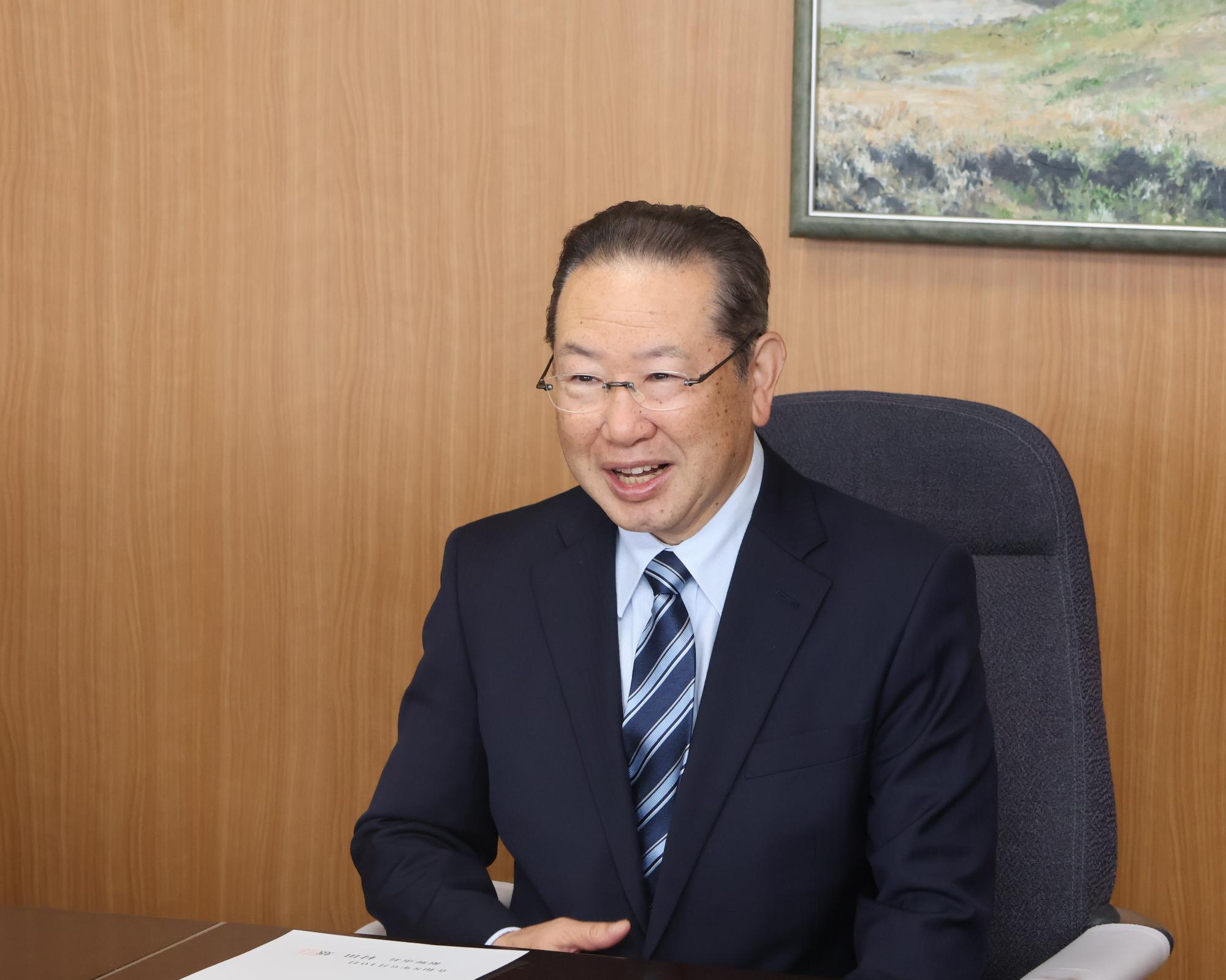 市役所市長室で話をする渡邉さん