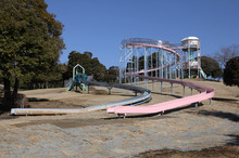 運動公園のローラー滑り台の写真