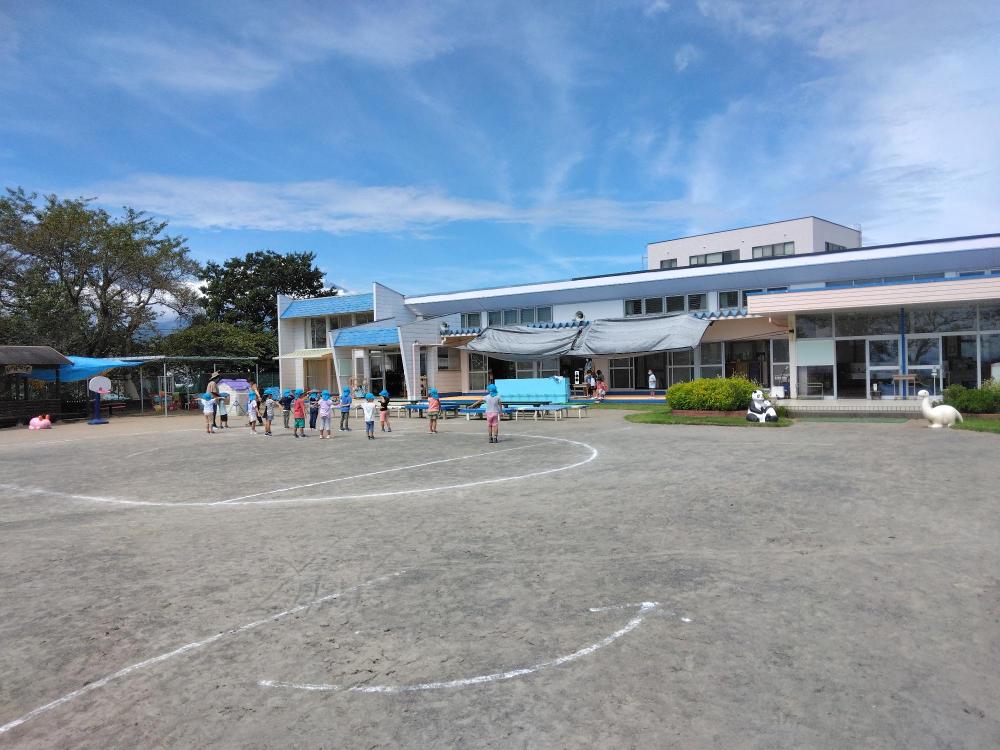 深良幼稚園 園舎と運動場（2）