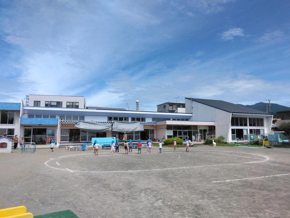 深良幼稚園 園舎と運動場