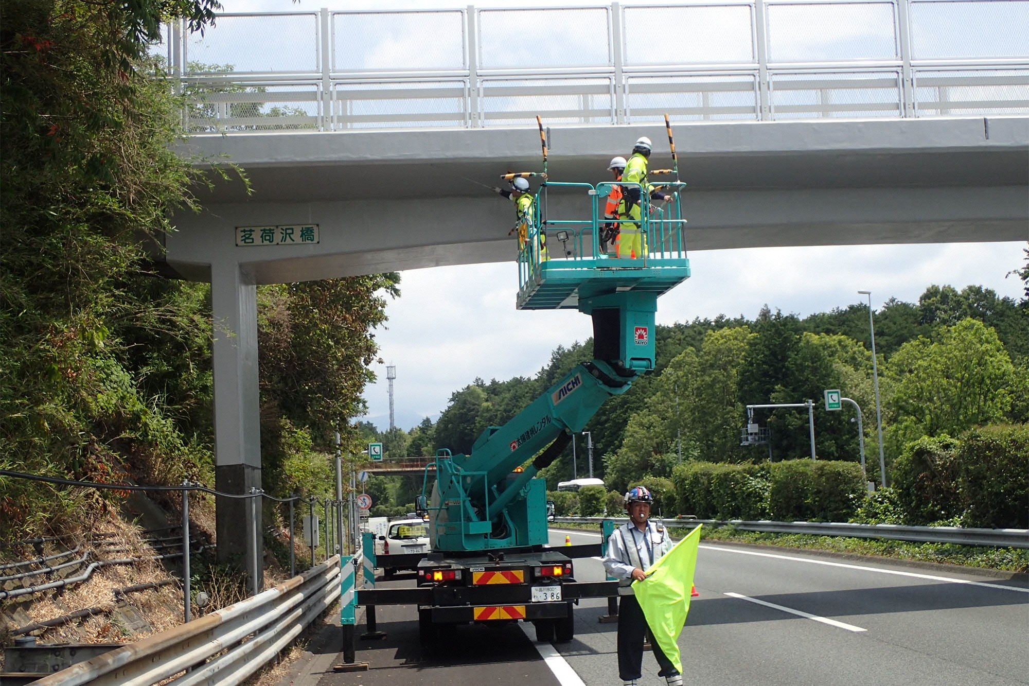 東名跨道橋の点検