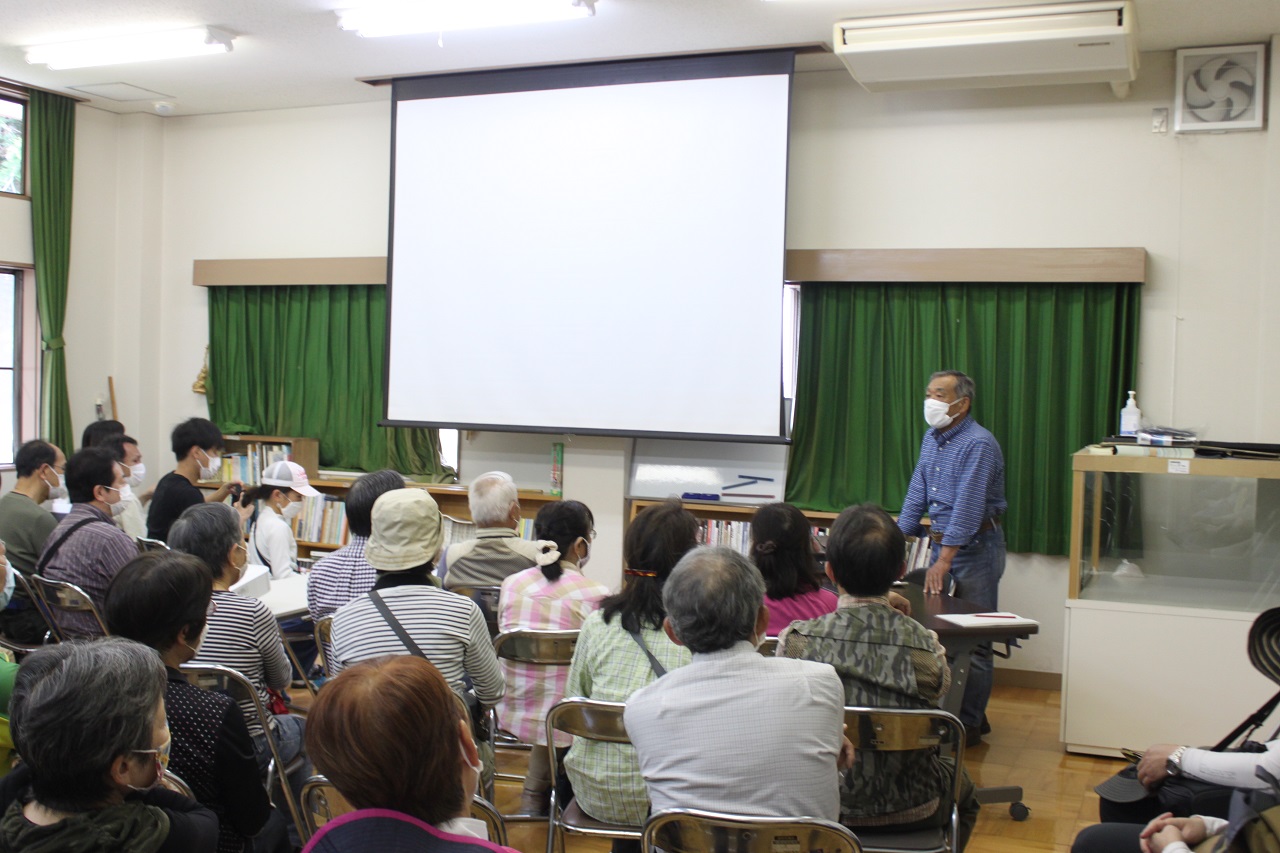 富士山資料館の前で参加者が双眼鏡を覗いている写真