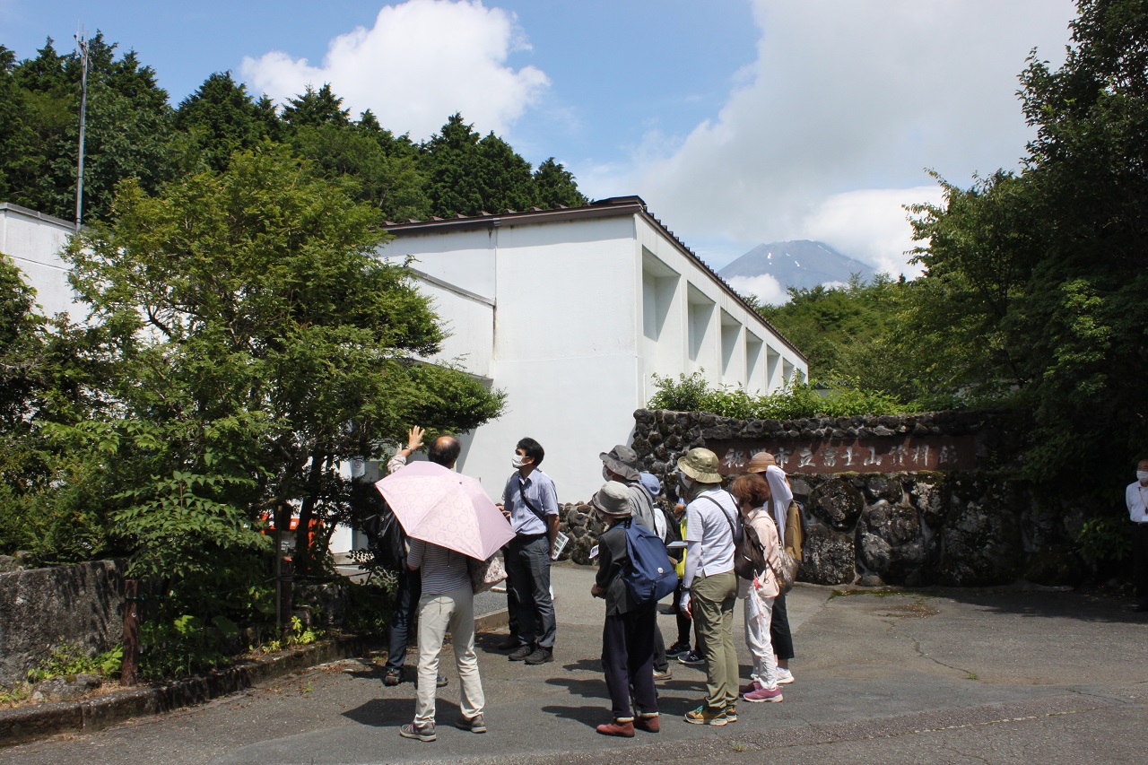 富士山資料館玄関前で