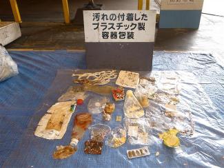 マヨネーズなど汚れたプラスチック製品の写真