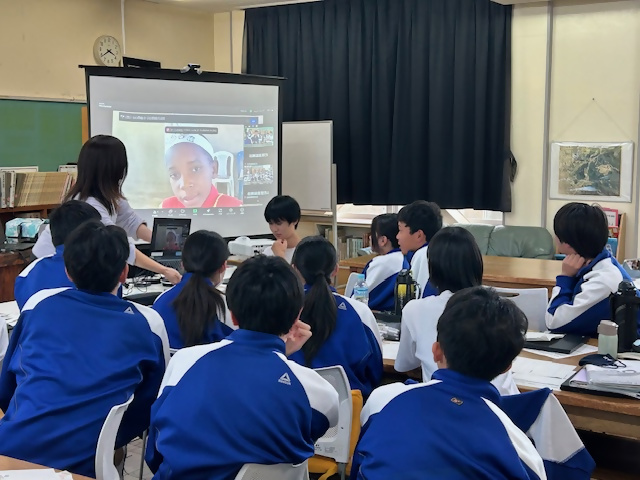 ウガンダの生徒より英語説明を聞く生徒たち