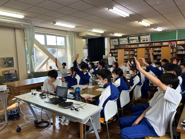 講話中のクイズに答える生徒たち