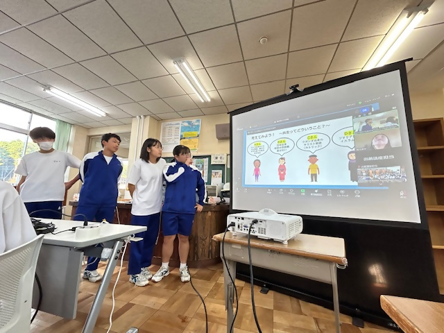 ロールプレイにより共生について考える生徒たち