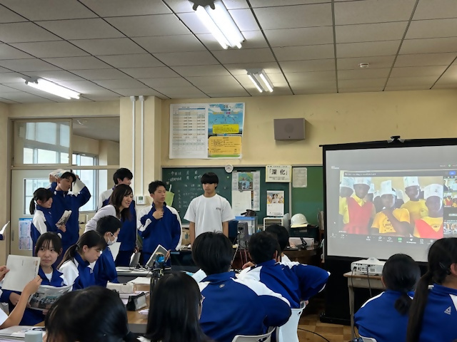 日本の文化について英語で説明する生徒たち