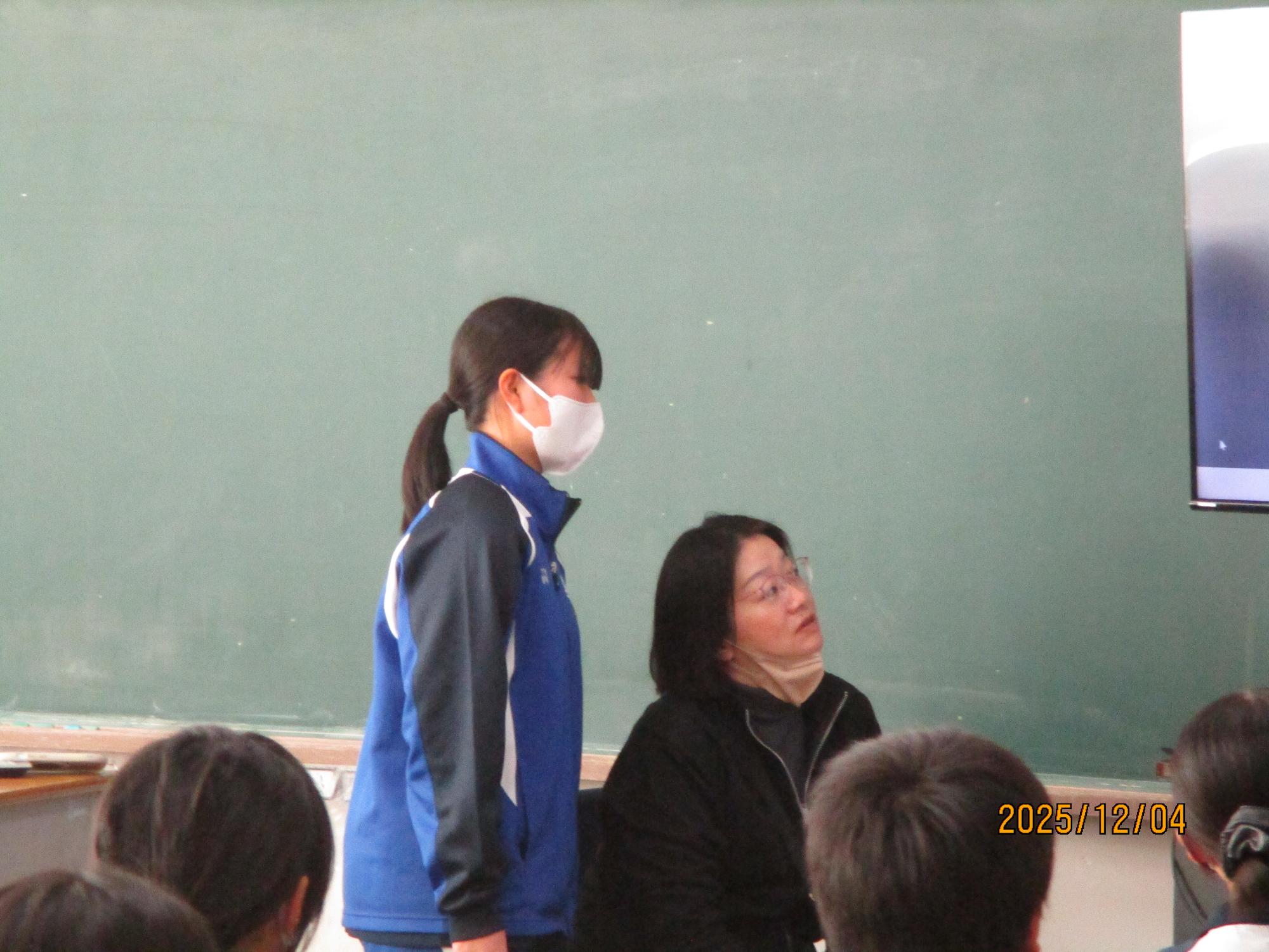 被爆体験者より講話を聴講する生徒たち
