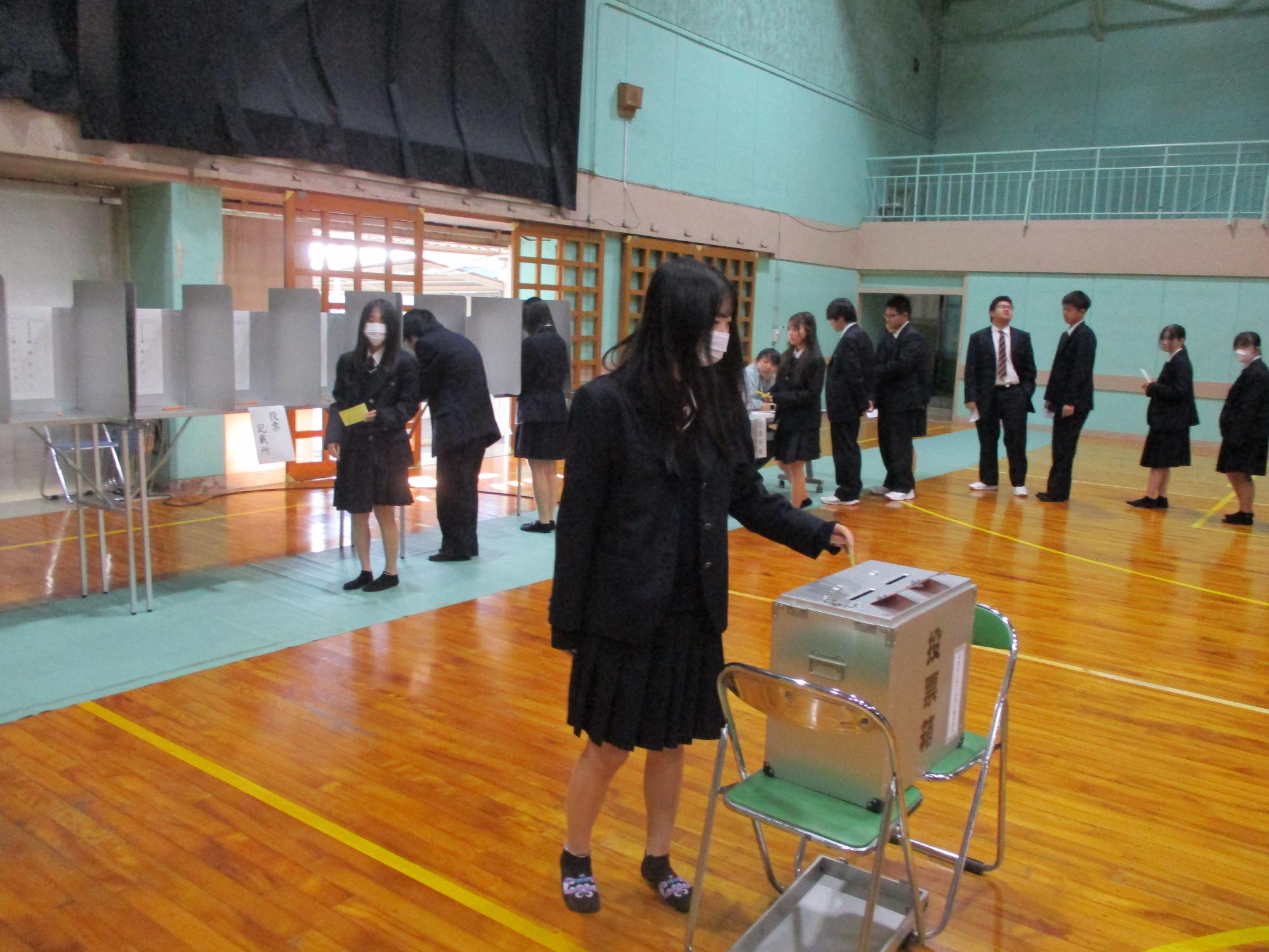 模擬投票する生徒たち