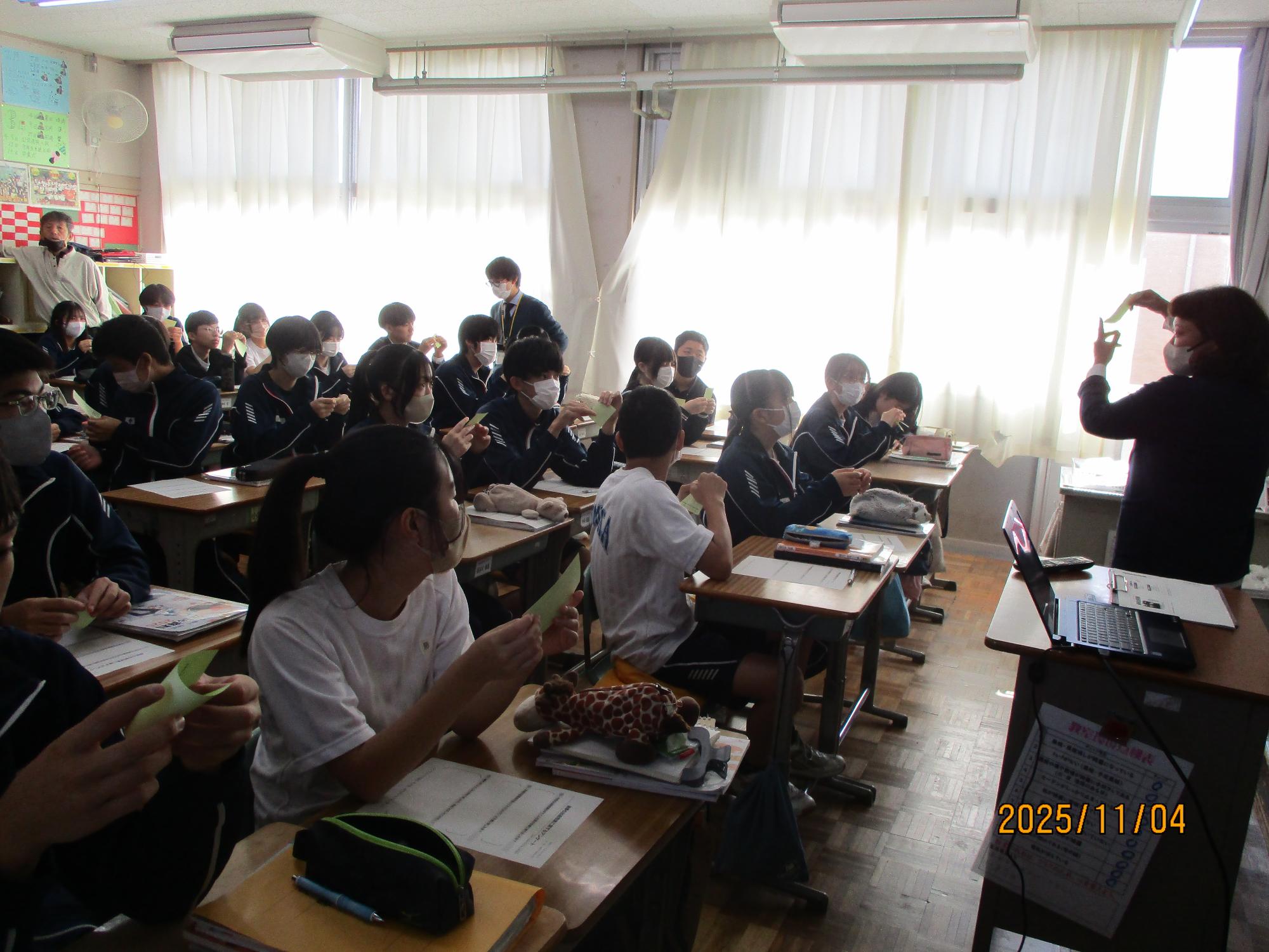 投票用紙に触れる生徒たち