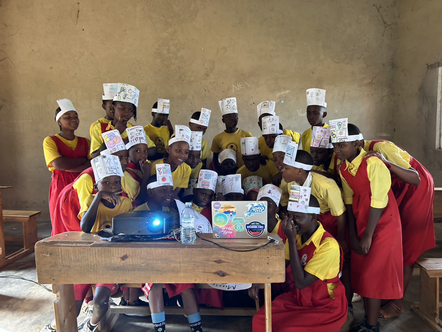 ウガンダ共和国に居住する生徒たちが深良中学校の生徒の発表を聞く様子