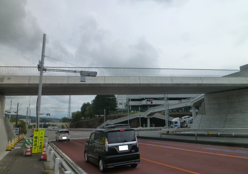 北側から見た新御宿横断歩道橋の様子