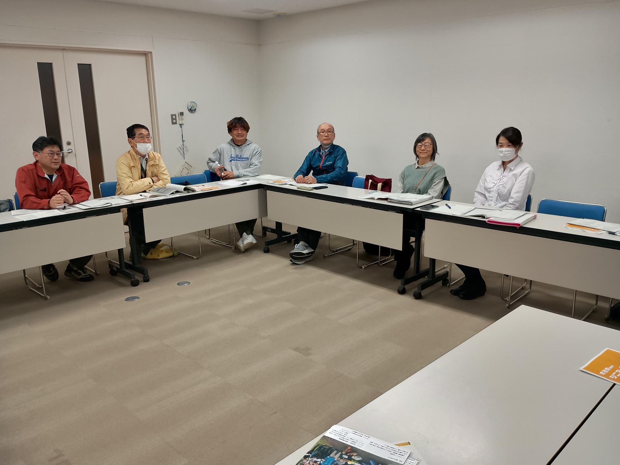 委員が協議する様子