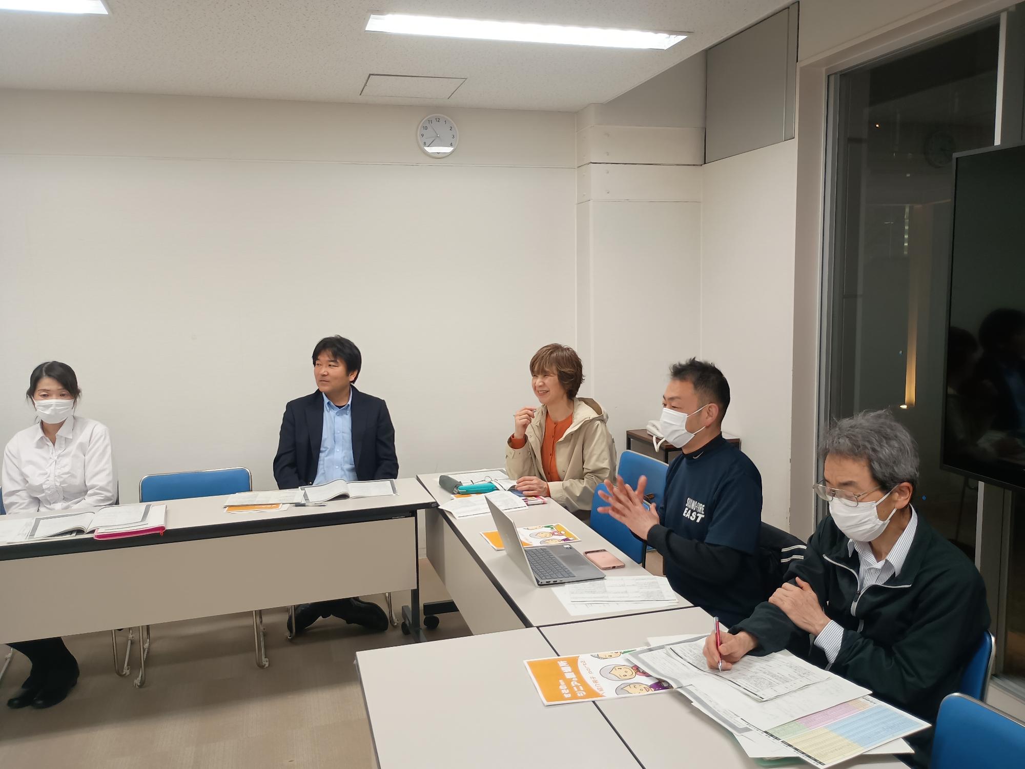 委員が協議する様子